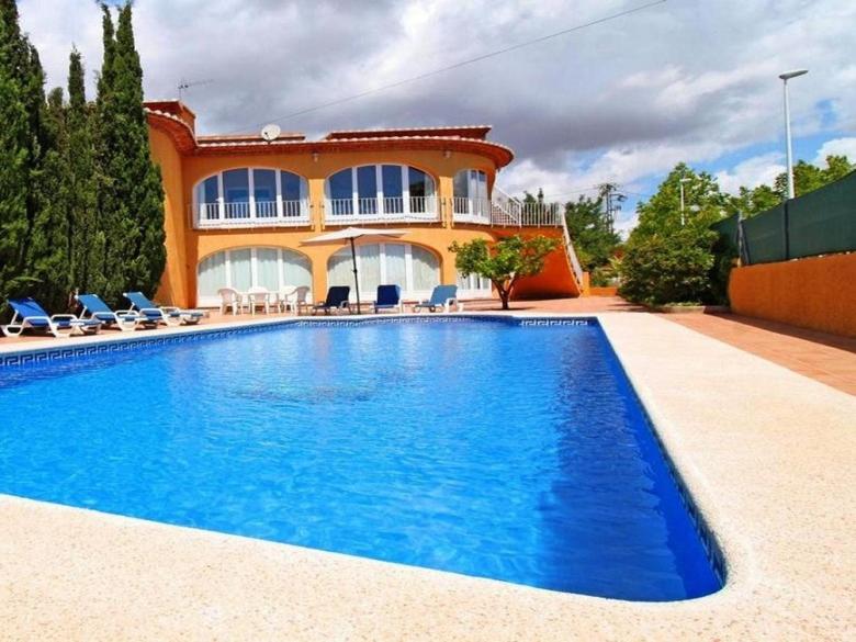 una piscina frente a una casa en confortable villa at only 100 meter from the beach, supermarkets and the restaurants, en Calpe