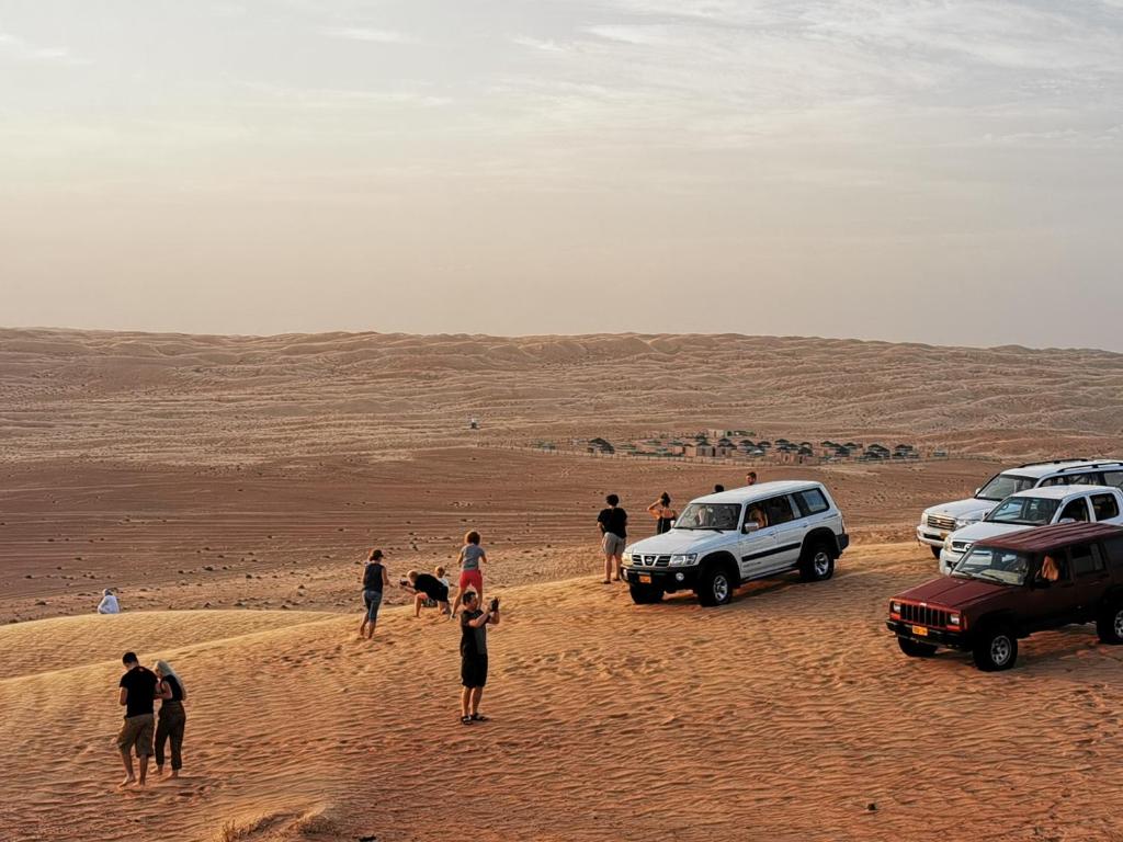 Επισκέπτες που μένουν στο Oman desert camp