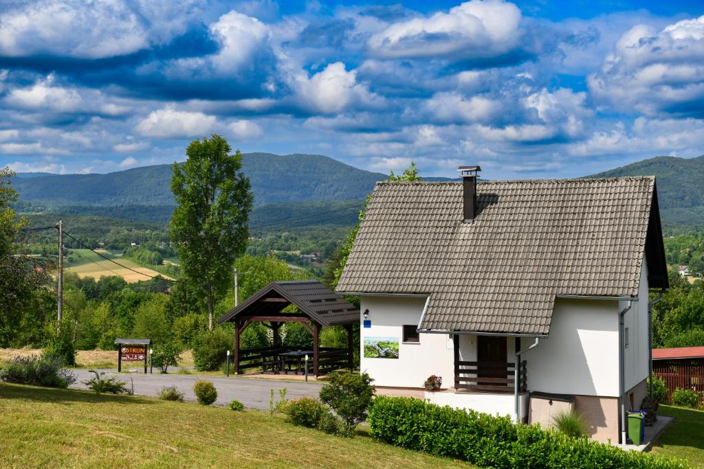 Nespecifikovaný výhled na hory nebo výhled na hory při pohledu z prázdninového domu