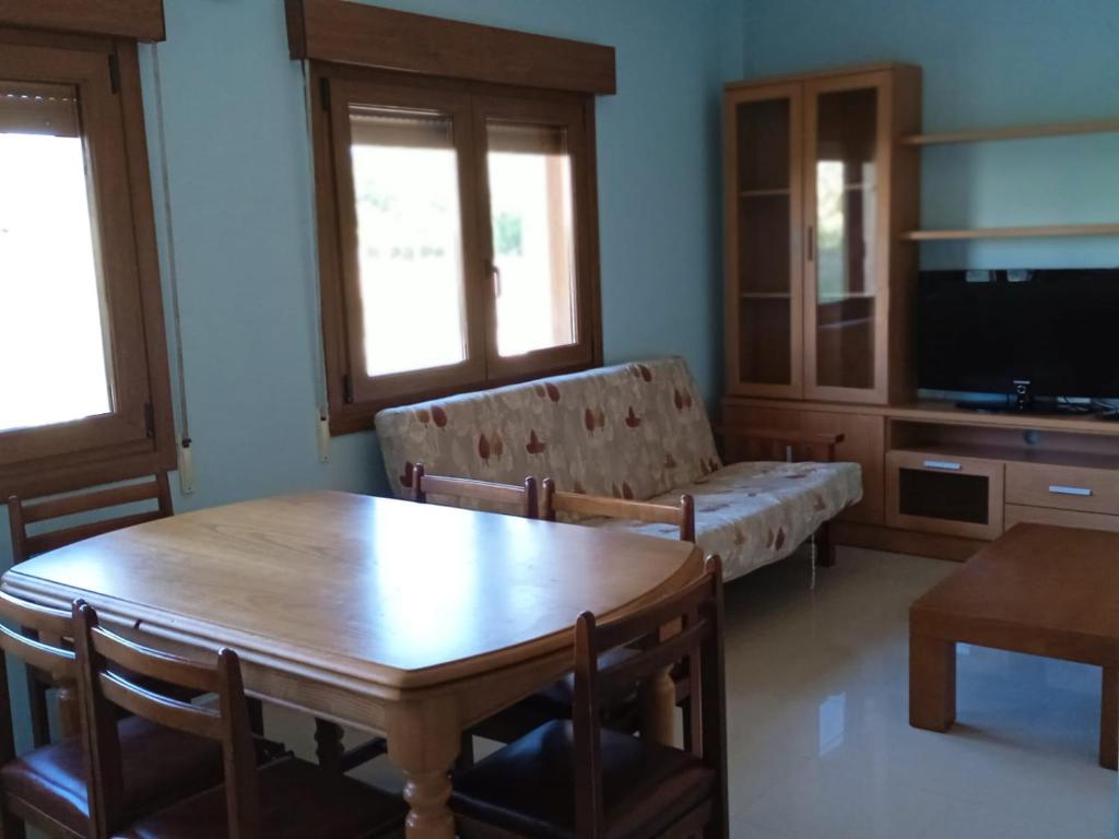 TV a/nebo společenská místnost v ubytování Sanxenxo Apartamento Docasar 1 izquierda