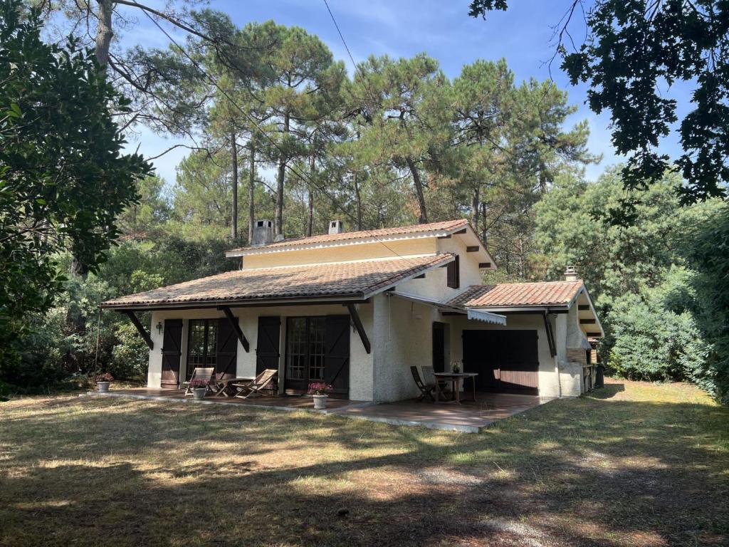 Cette petite maison blanche dispose d'une terrasse dans la cour. dans l'établissement Maison Longarisse, à Lacanau