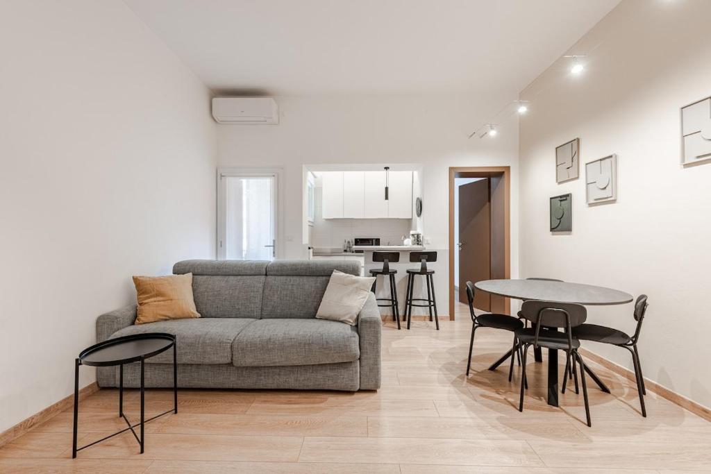 a living room with a couch and a table at Centro Storico - Stazione a 500m Strategico Elegant Loft in Padova
