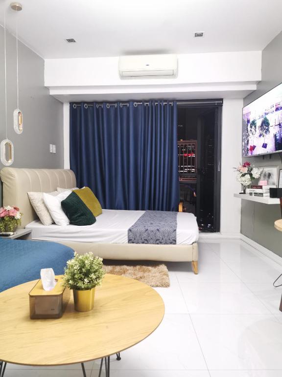 a hotel room with two beds and a table at Elite Pod at Knightsbridge Residences Makati in Manila