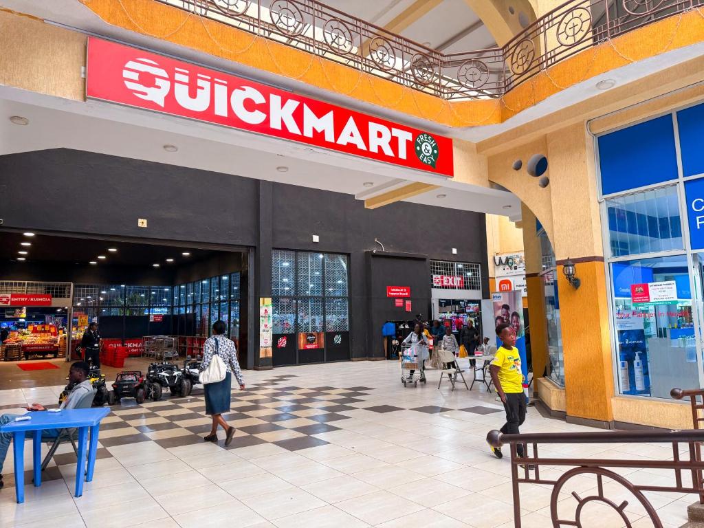 Supermarket nebo jiné obchody v  apartmánu nebo okolí