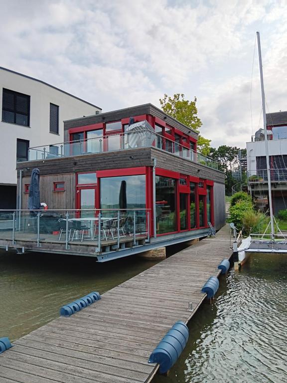 a house on a dock on the water at Lagrette Ferienhaus am Hainer See in Neukieritzsch