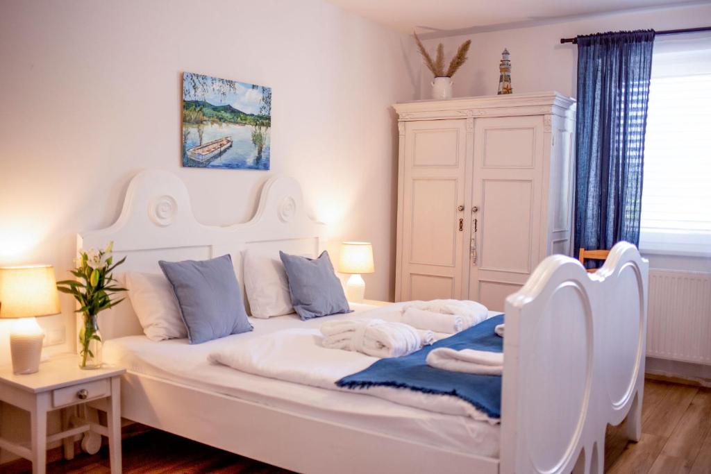 Postel nebo postele na pokoji v ubytování Chillinn Tündérliget Boutique Wellness Egerszalók