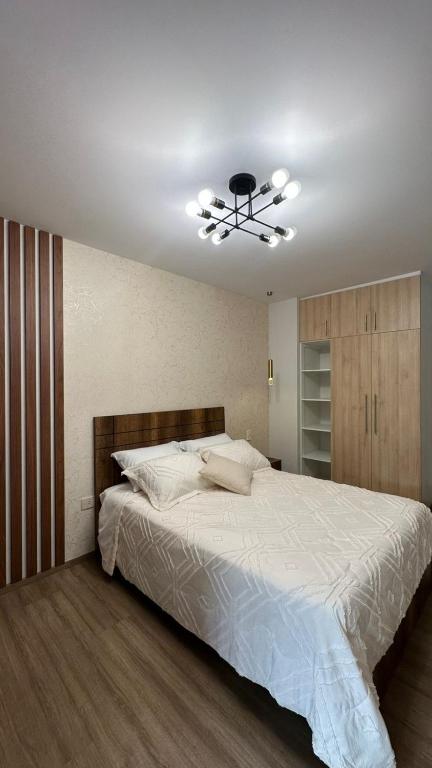 ein Schlafzimmer mit einem großen Bett und einem Deckenventilator in der Unterkunft Elegant studio apartment A2 in La Playa Bejarano