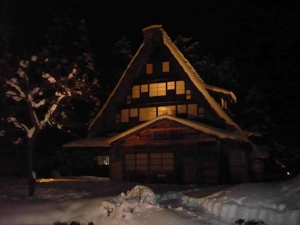 Gokayama Onsen Akaokan talvel