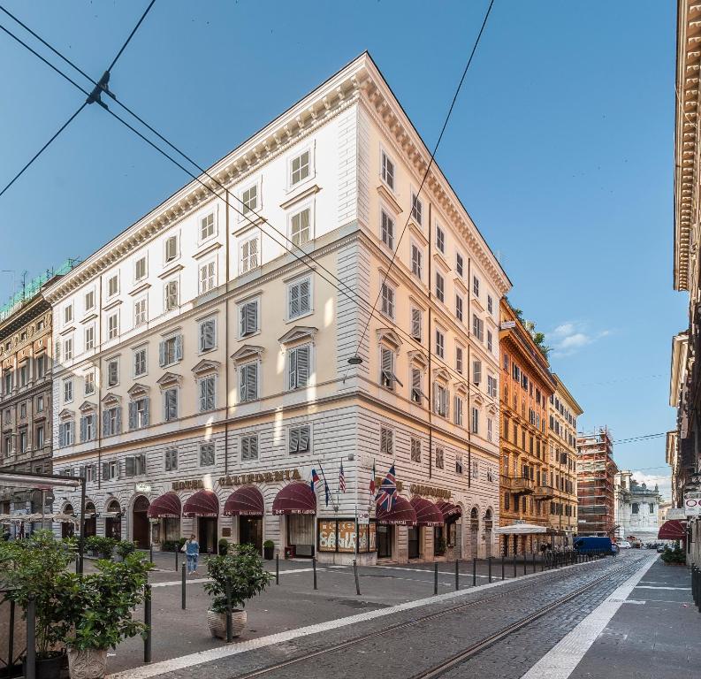 een groot wit gebouw op de hoek van een straat bij Hotel California in Rome