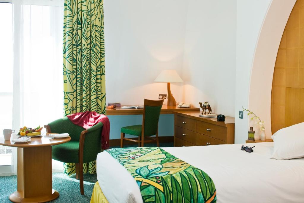 Postel nebo postele na pokoji v ubytování Oryx Grand Hotel Jebel Hafeet