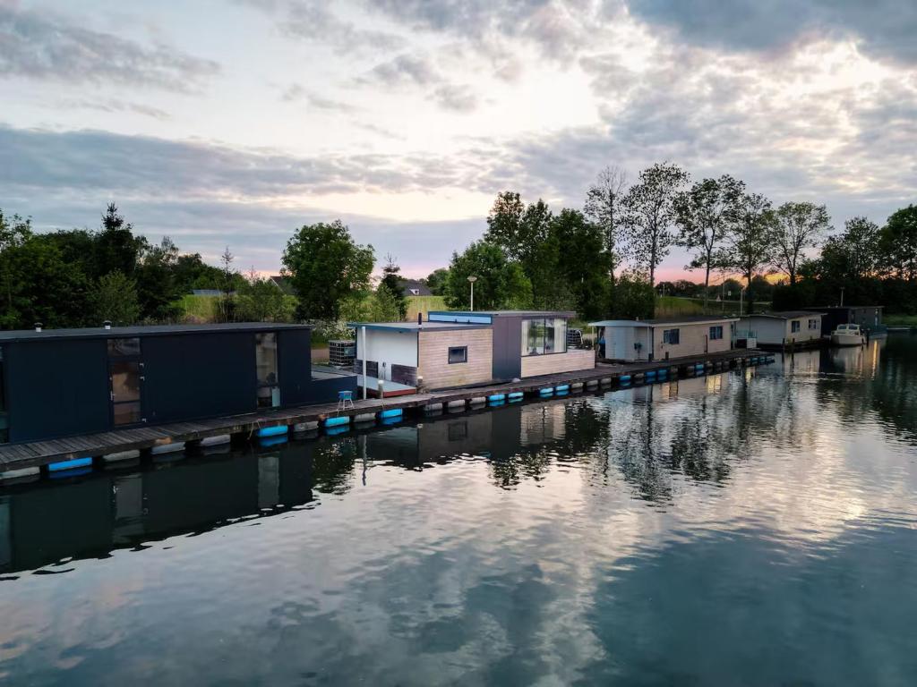 Tầm nhìn suối chảy gần thuyền