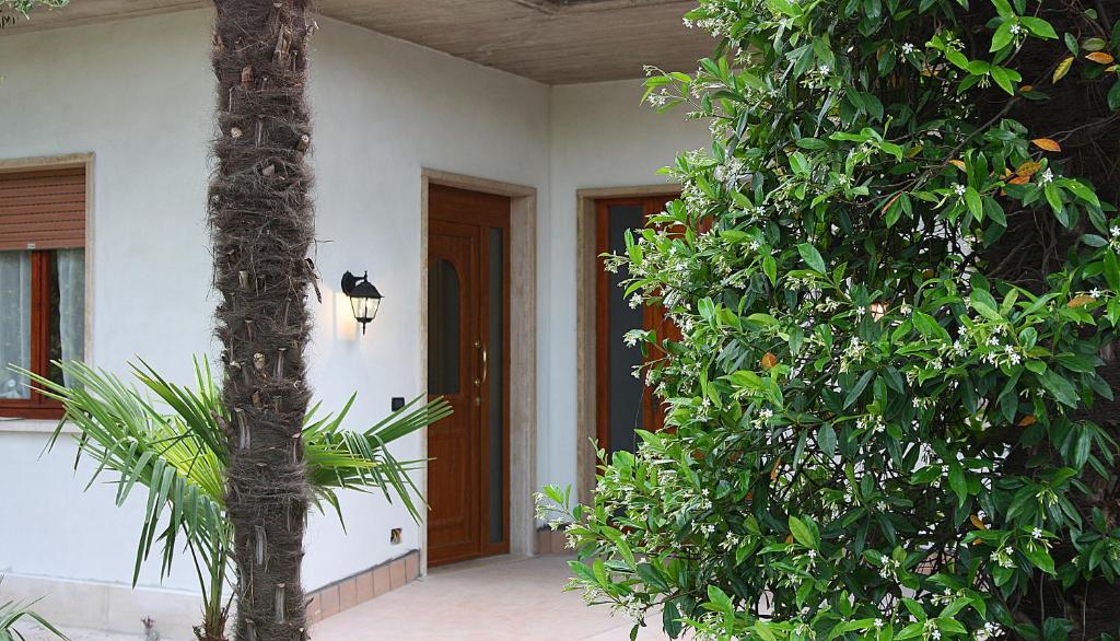 eine Haustür eines Hauses mit einem Baum in der Unterkunft San Giorgio Lazise in Colà di Lazise
