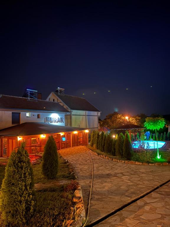 un edificio con piscina di notte di MERAK STD a Vranje