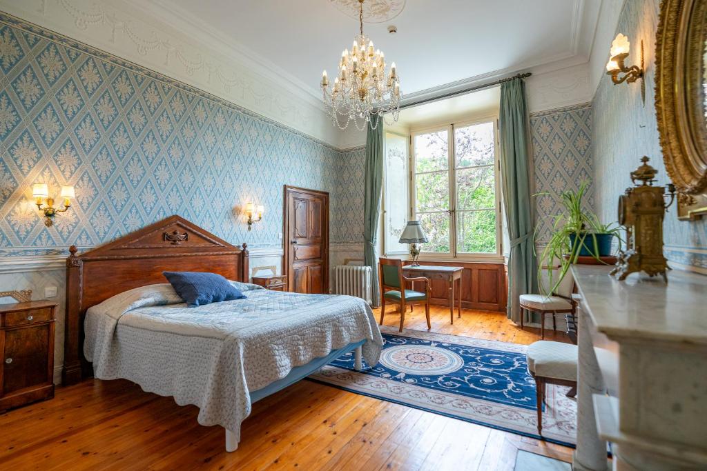 Postel nebo postele na pokoji v ubytování Chateau De Picomtal