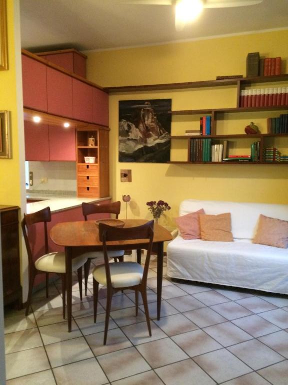 a living room with a table and a bed at Oasi La Francoise in Rozzano