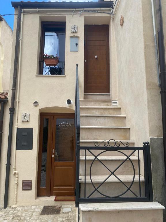 un edificio con una porta e una panchina di fronte ad esso di Ai Sette Scalini a Larino