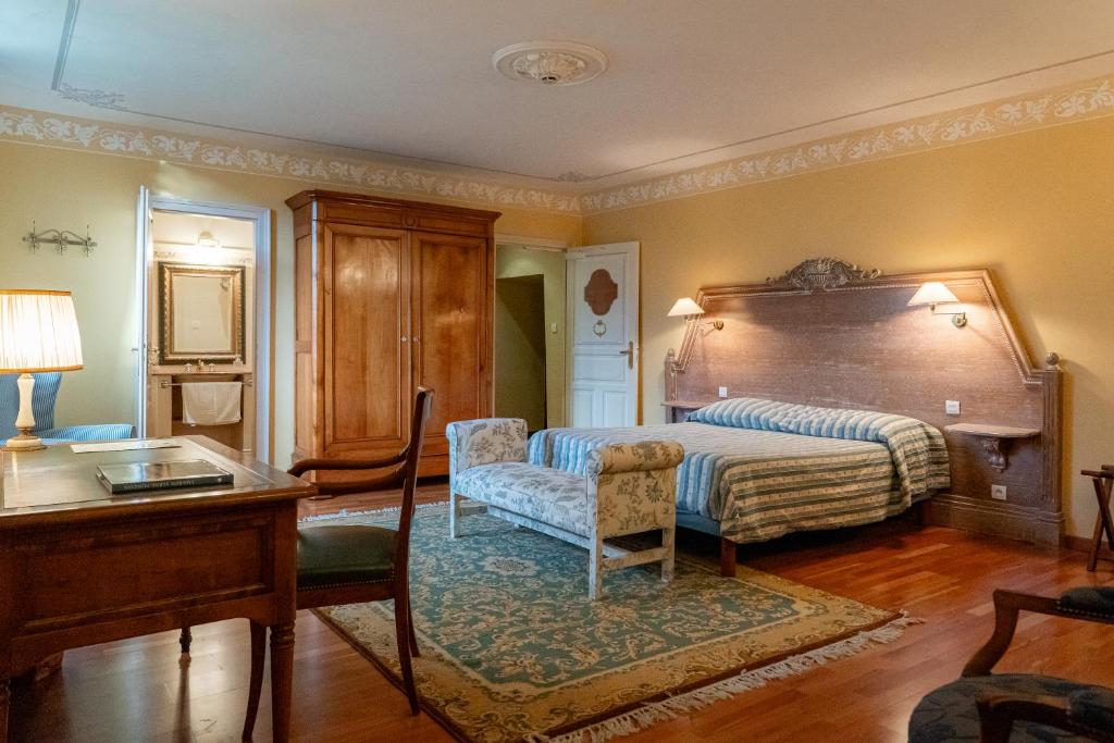 Postel nebo postele na pokoji v ubytování Chateau De Picomtal