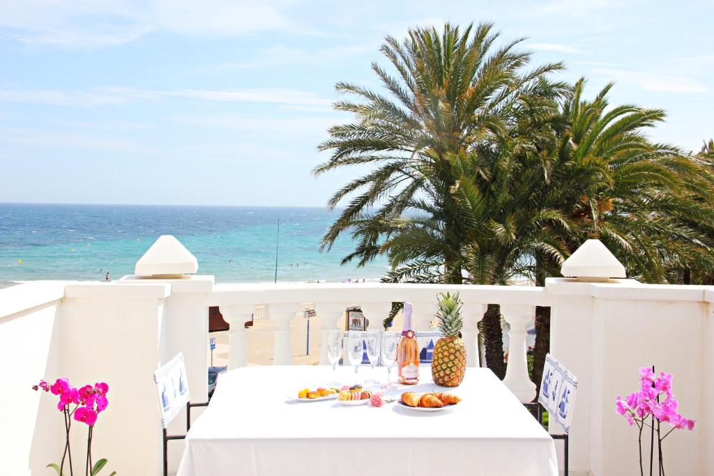 Duquesa beach, sea view, pool, wifi