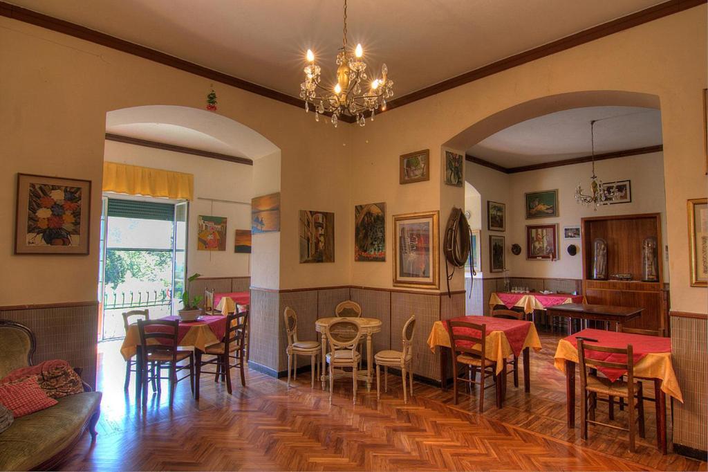 ラパッロにあるHotel Primo Soleのテーブルと椅子、シャンデリアのあるレストラン