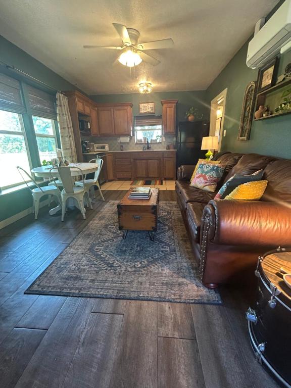 Χώρος καθιστικού στο Walnut Creek Retreat