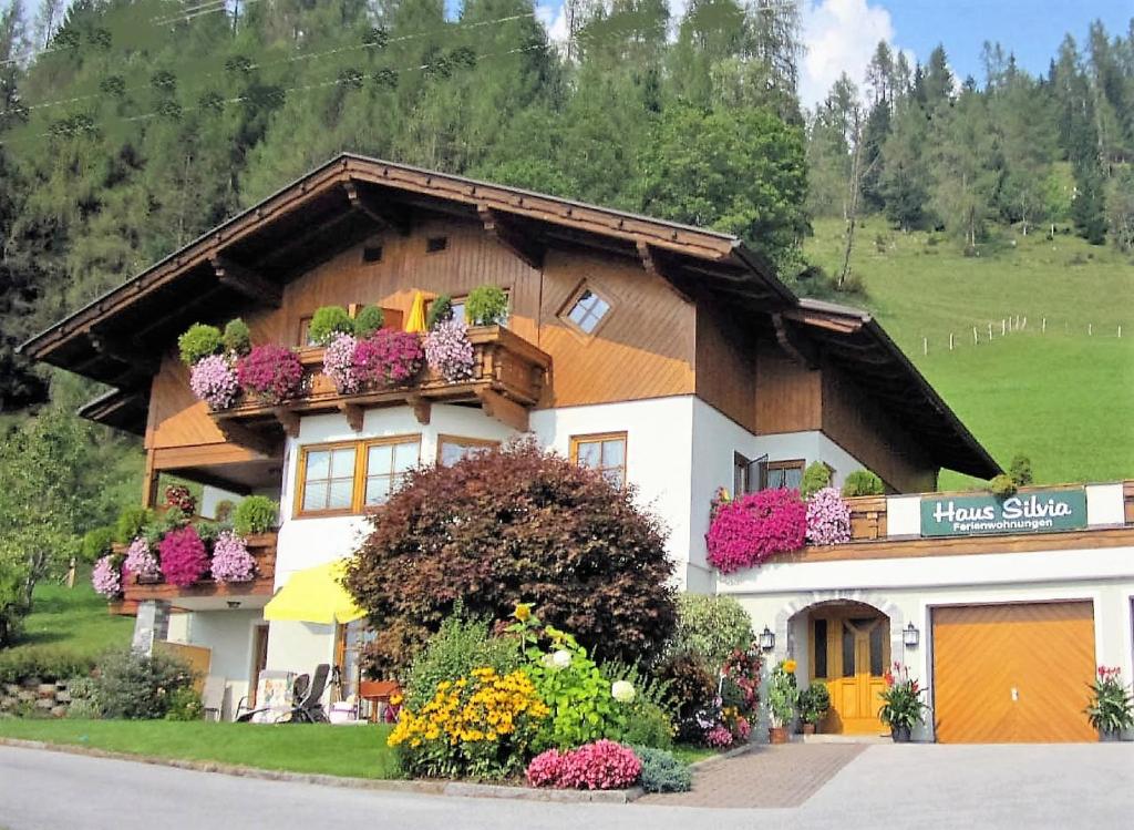 ein Haus mit Blumenkästen an der Seite in der Unterkunft Haus Silvia in Werfenweng