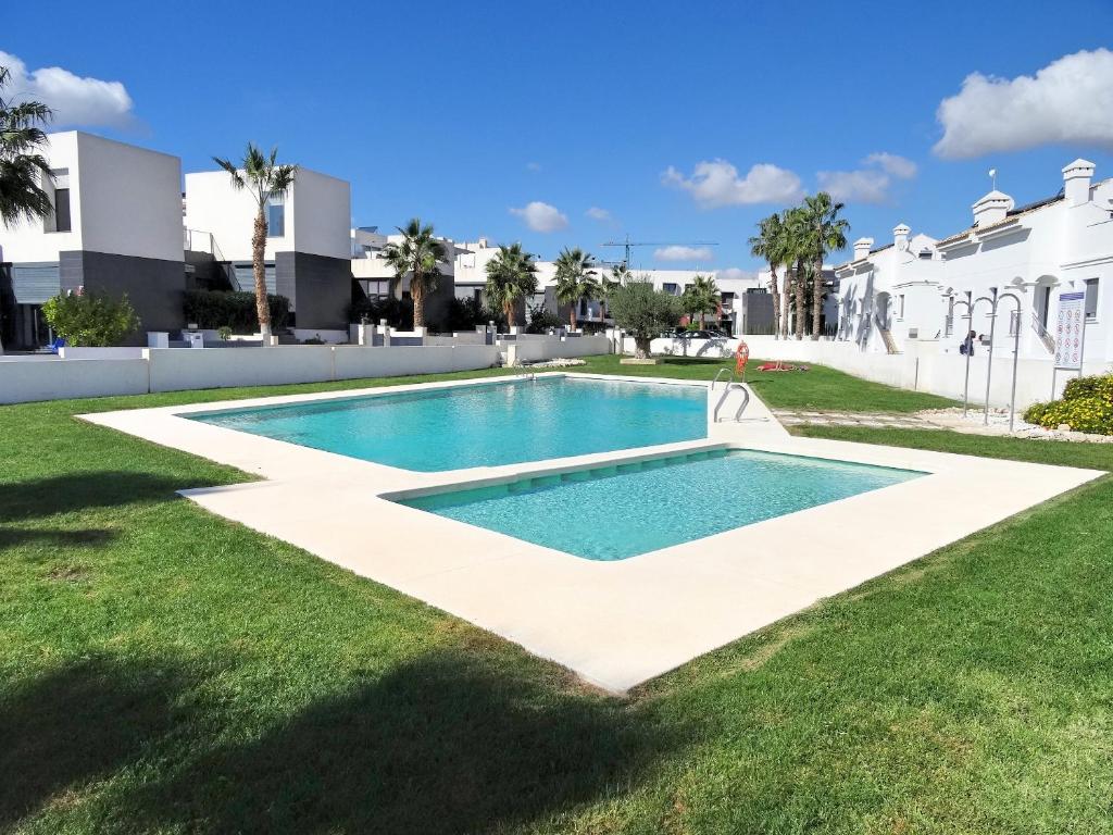 una piscina en el patio de una villa en Apartment Orihuela Costa Golf 662 en Los Dolses