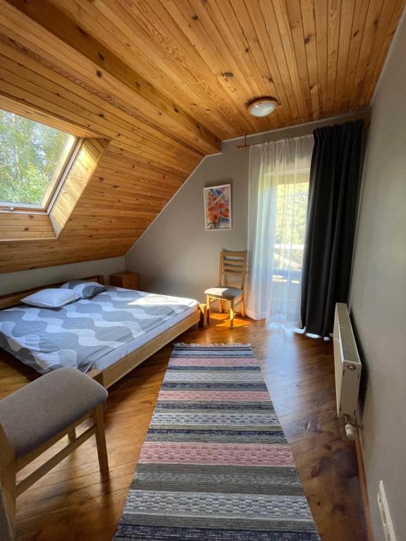 Postel nebo postele na pokoji v ubytování Kārkli