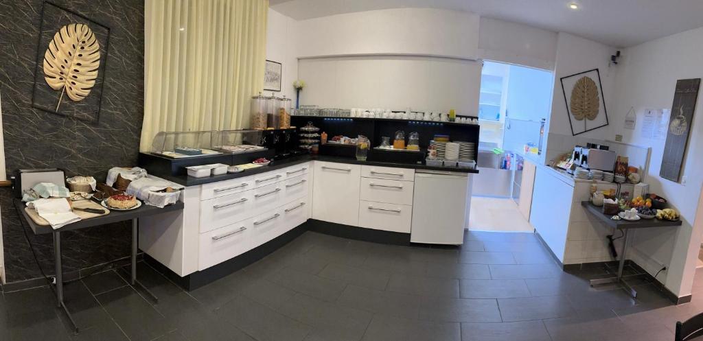 Kuchyň nebo kuchyňský kout v ubytování Hotel Rheinfall