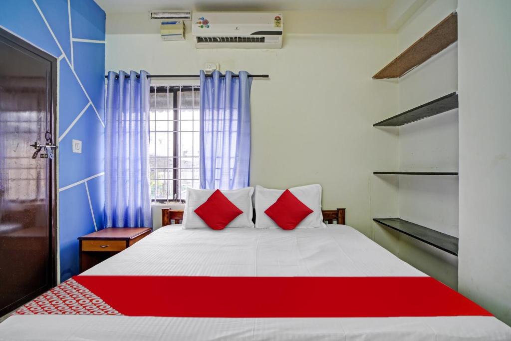 Postel nebo postele na pokoji v ubytování Hotel O Highway Inn