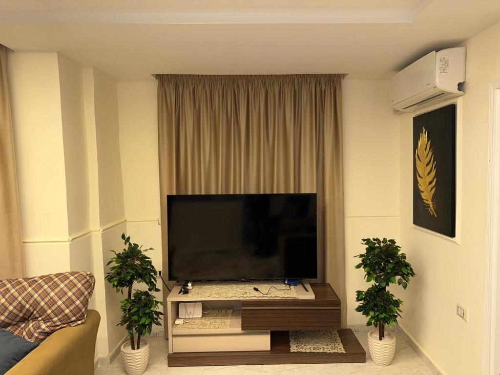 ein Wohnzimmer mit einem großen Flachbildfernseher in der Unterkunft شقة مفروشة للايجار اكتوبر حي اول in Madinat as-Sadis min Uktubar