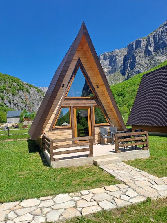 une petite cabane au toit triangulaire avec une banquette dans l'établissement Wooden cottages KONAK, à Šavnik