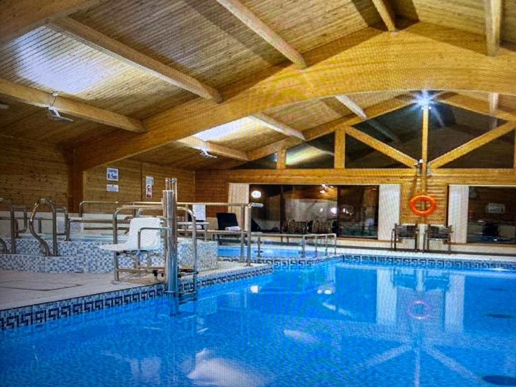 Bazén v ubytování Keer Side Lodge, Luxury lodge with private hot tub at Pine Lake Resort nebo v jeho okolí