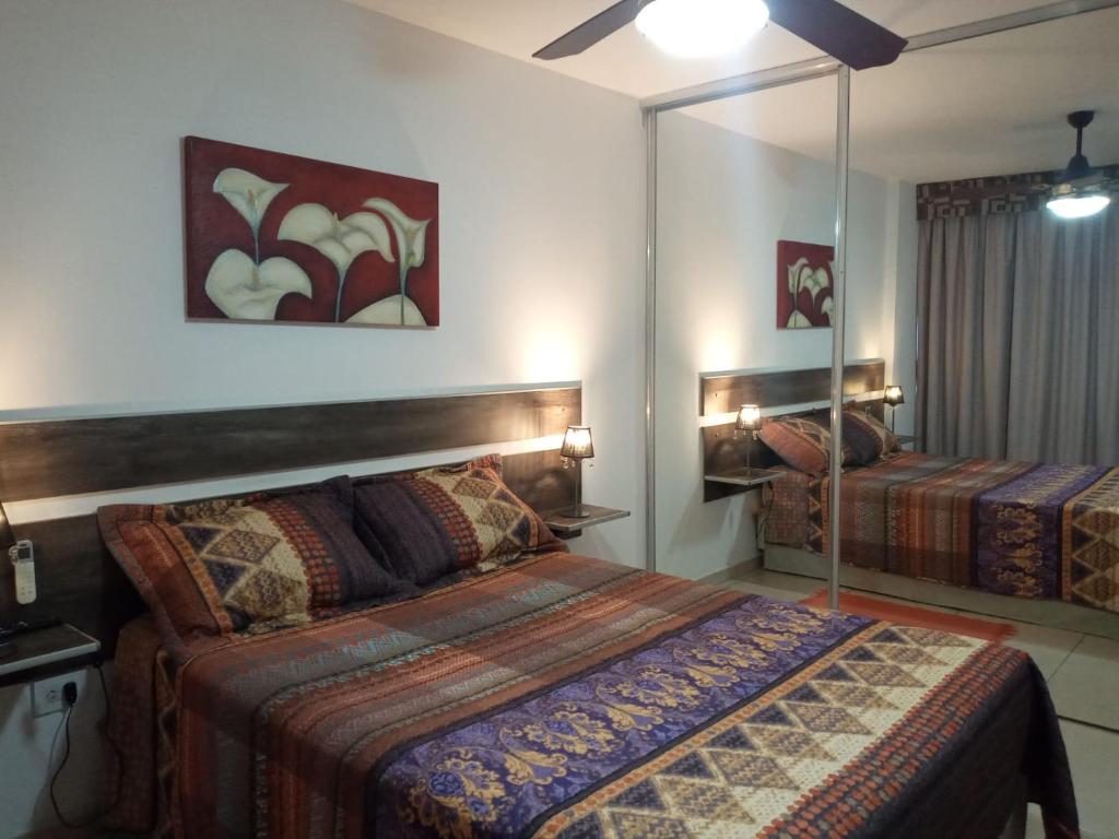 ヴィラ・カルロス・パスにあるNGdeptosVCPのベッド2台と鏡のある寝室