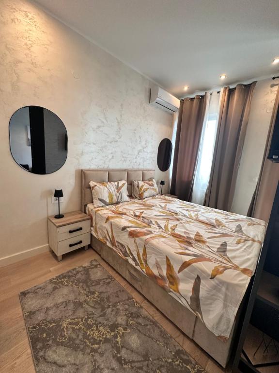 une chambre avec un grand lit et un miroir dans l'établissement MILO Lux Apartments 3 - Belgrade Waterfront -Galerija, à Sajmište