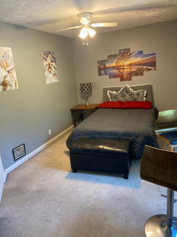 Un dormitorio con una cama y un ventilador de techo. en Paul&Karen, en Nashville