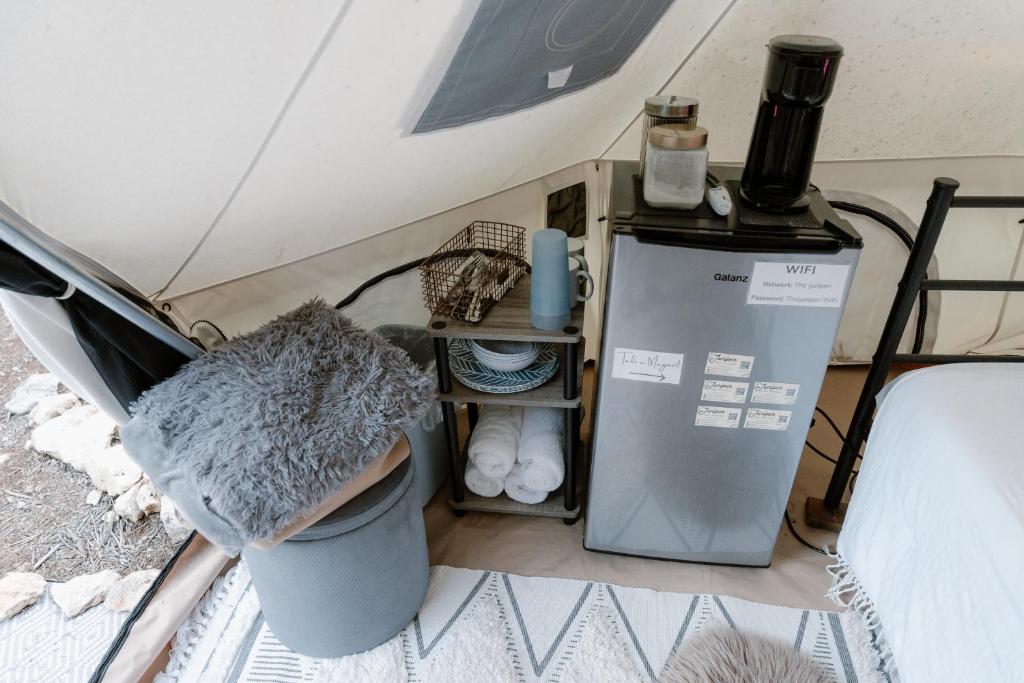 Una cocina o zona de cocina en The Juniper Ranch and Retreat