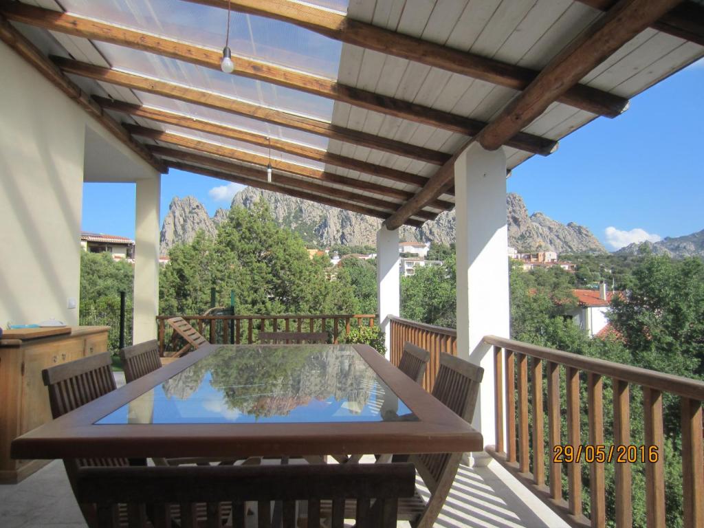 サン・パンタレオにあるCasa Vacanza San Pantaleoの山々を望むパティオ(テーブル、椅子付)