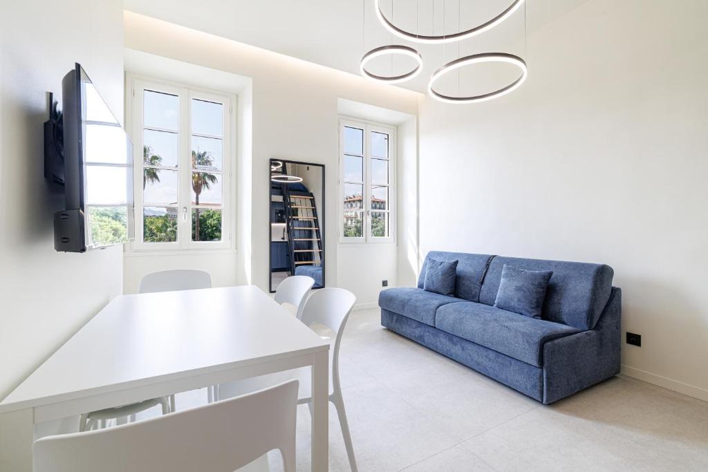 un salon avec un canapé bleu et une table dans l'établissement PLACE MASSENA Coulée Verte, à Nice