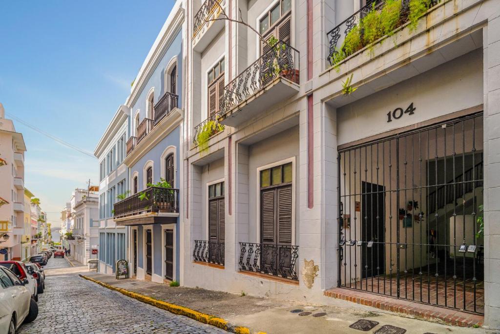 una fila di edifici su una strada di città di Old San Juan Gateway Gem a San Juan