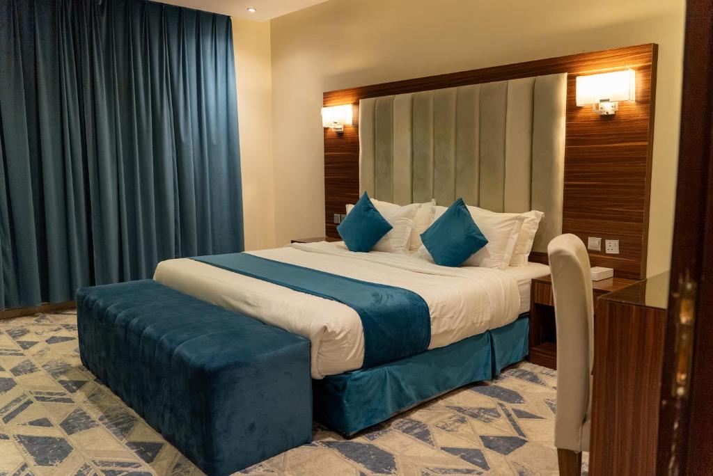 Una cama o camas en una habitación de اجنحة لايف للشقق المخدومة