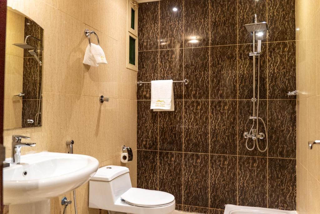 Ένα μπάνιο στο اجنحة لايف للشقق المخدومة