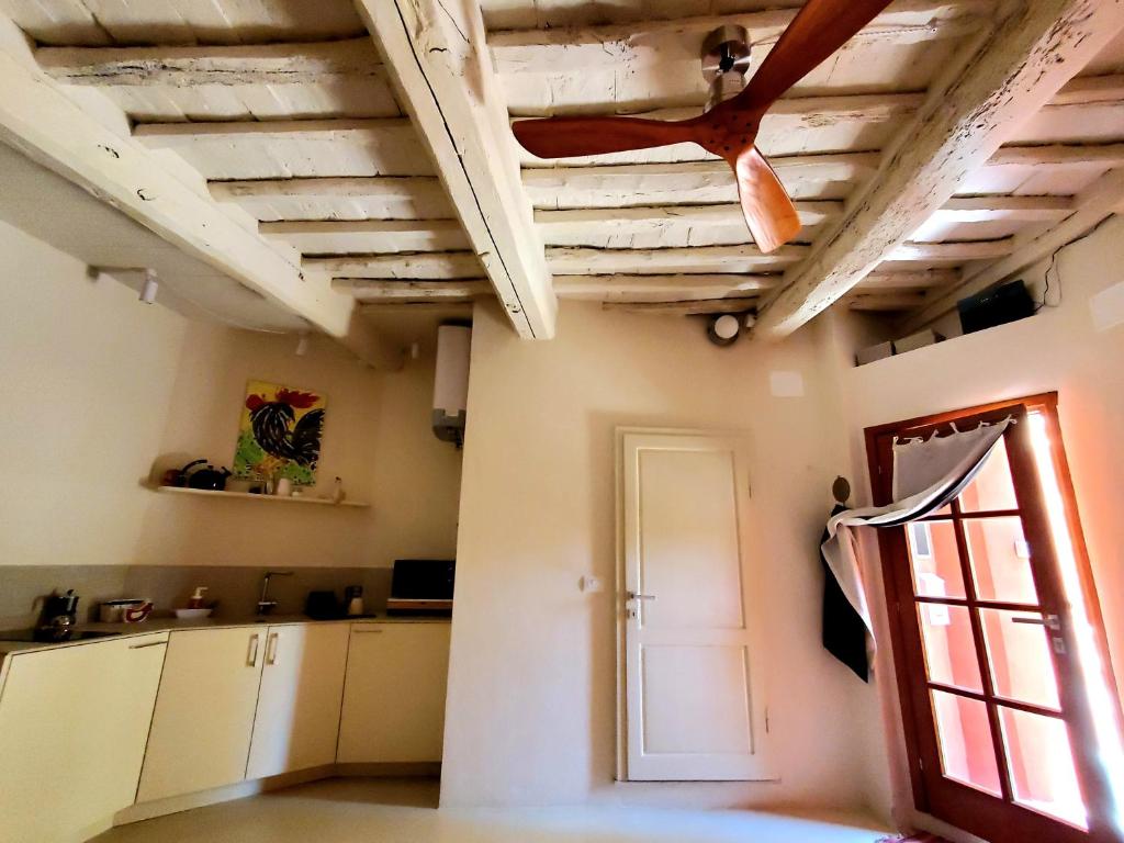 Kuchyňa alebo kuchynka v ubytovaní CASINA TOSCANA, Cozy studio in the heart of Campiglia Marittima with FREE Wi-Fi