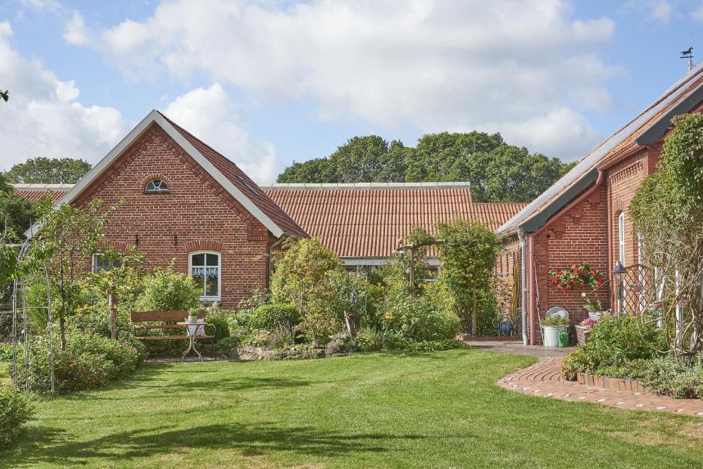 Ferienhaus Gulfhof Tjaden - Three-Bedroom Holiday Home