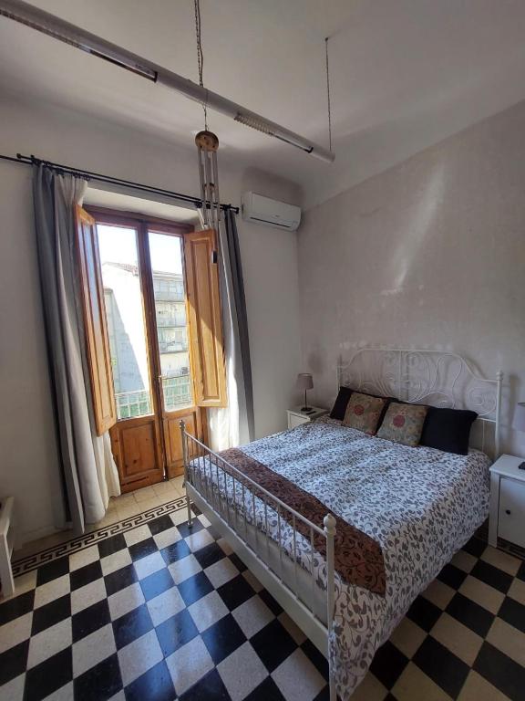 ein Schlafzimmer mit einem Bett und einem Schachbrettboden in der Unterkunft Cadorna in Florenz