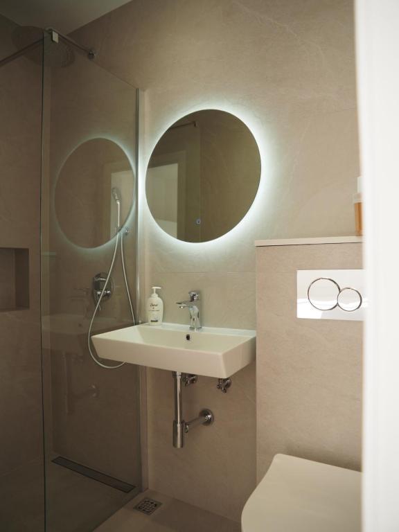 马卡尔斯卡Apartmani Makarska的浴室里有洗手池和镜子