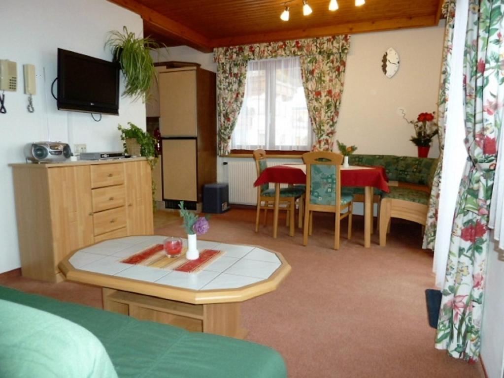 TV a/nebo společenská místnost v ubytování Haus Silvia