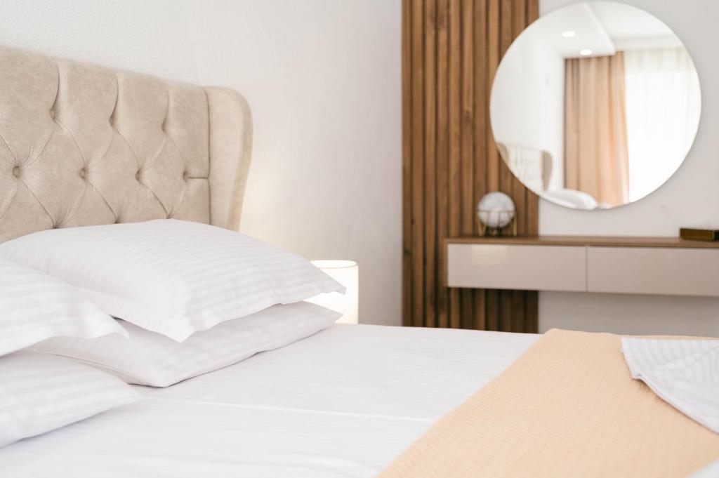 Ένα ή περισσότερα κρεβάτια σε δωμάτιο στο Hotel Ajana