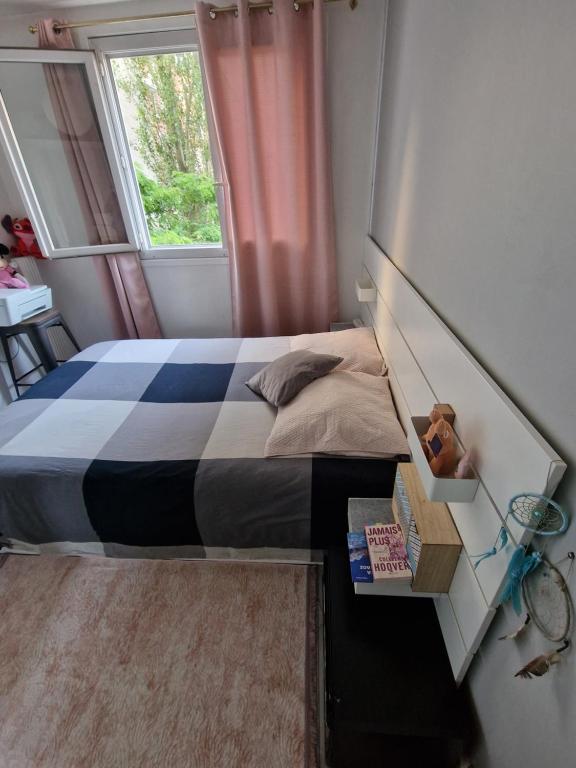 Ένα ή περισσότερα κρεβάτια σε δωμάτιο στο Magnifique chambre paris