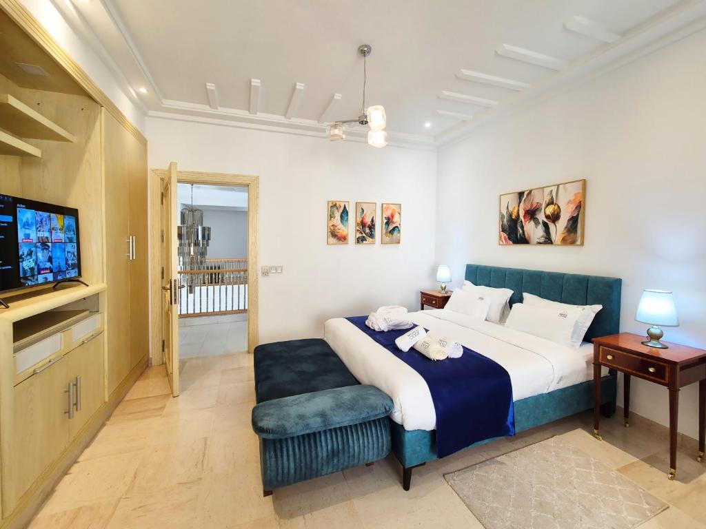 TV tai viihdekeskus majoituspaikassa L'Orchidée - Suites de Luxe avec Piscine Chauffée et Vue sur le Lac de Tunis