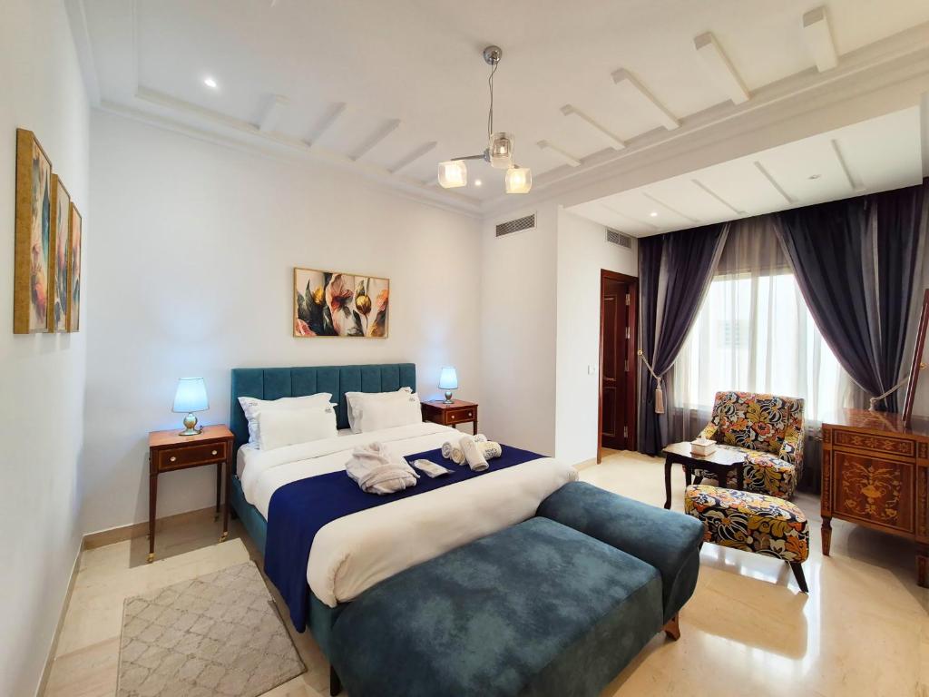 Vuode tai vuoteita majoituspaikassa L'Orchidée - Suites de Luxe avec Piscine Chauffée et Vue sur le Lac de Tunis